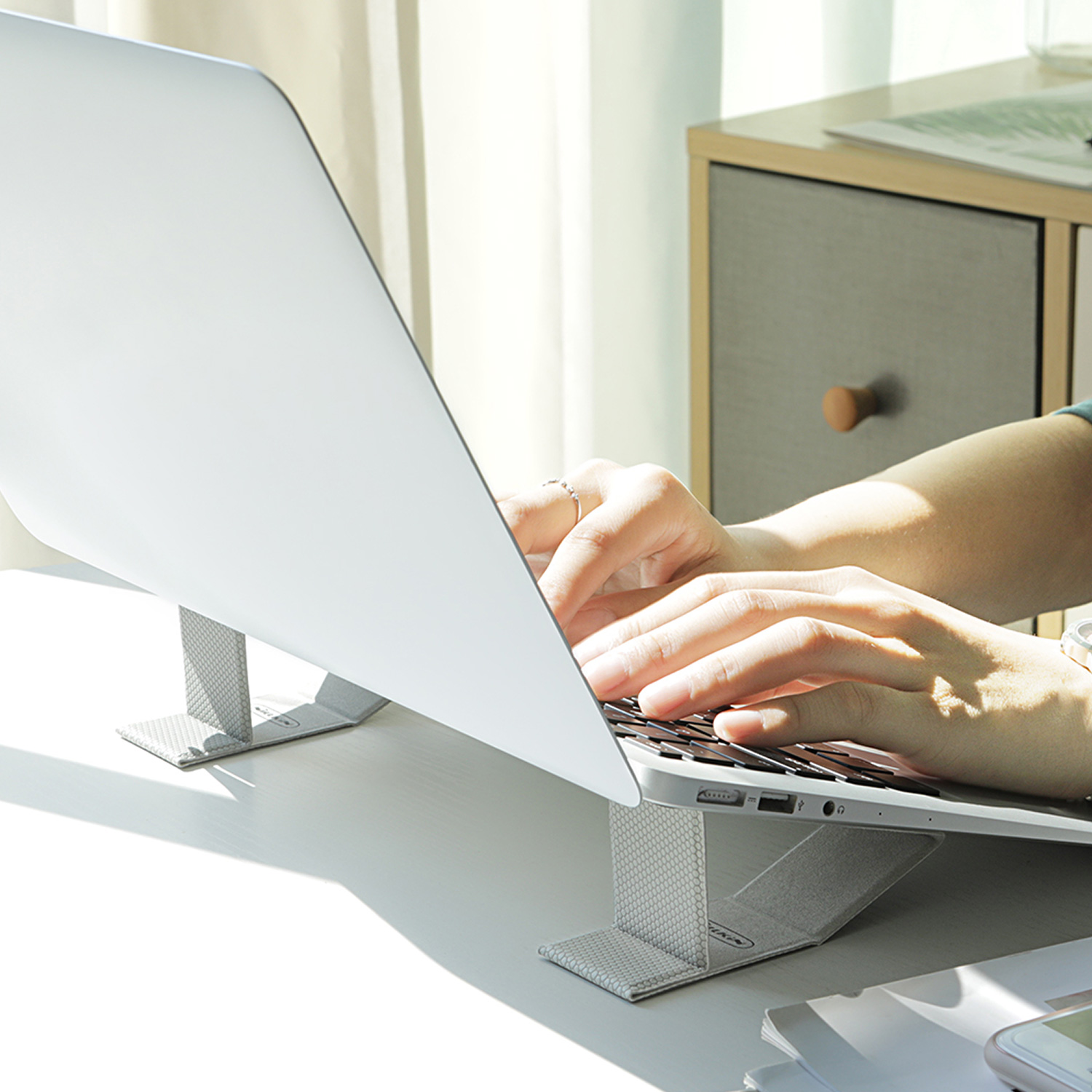 Podstawka pod laptopa  Nillkin Ascent Stand Mini - Właściwa pozycja ciała w czasie pracy przy komputerze