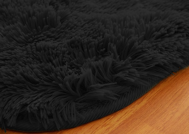 czarny shaggy dywan